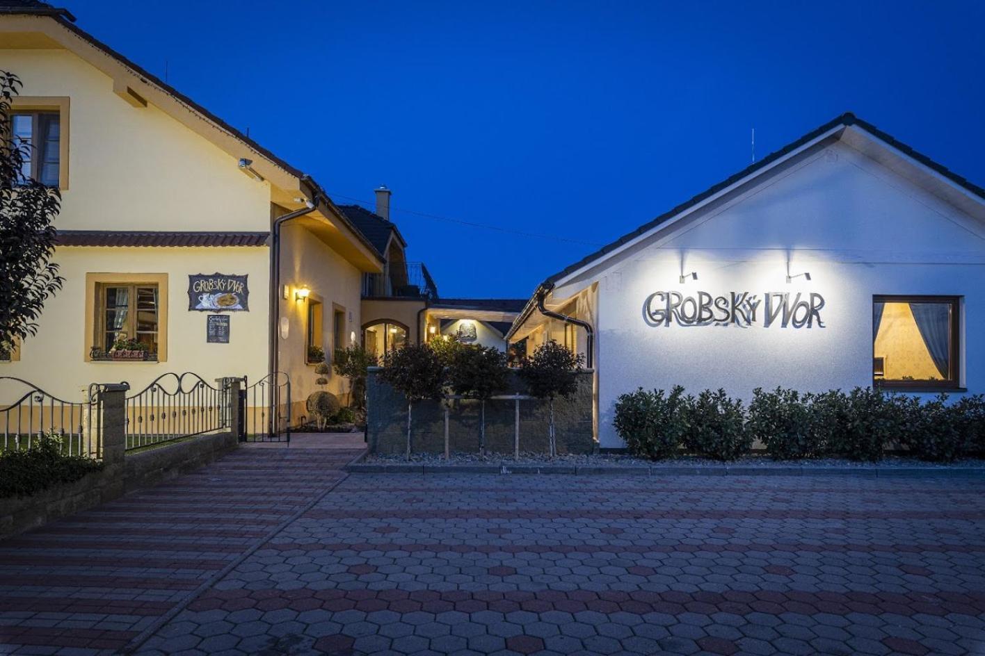 Penzión Grobský Dvor Slovensky Grob Exterior foto