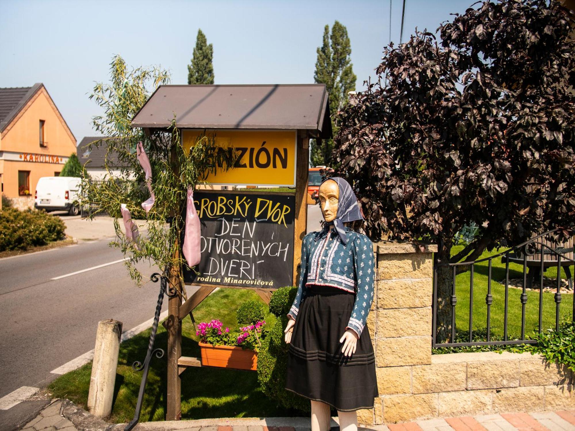 Penzión Grobský Dvor Slovensky Grob Exterior foto
