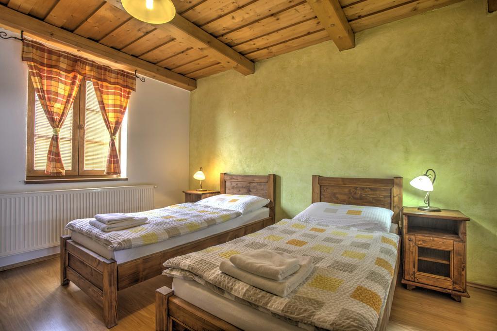 Penzión Grobský Dvor Slovensky Grob Quarto foto