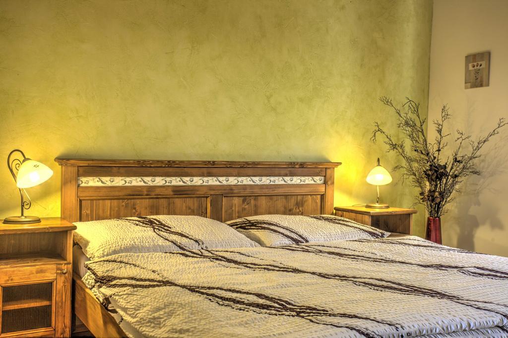 Penzión Grobský Dvor Slovensky Grob Quarto foto